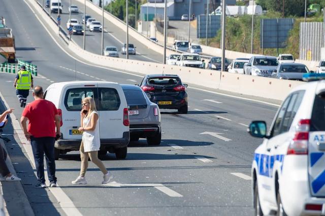 一辆白色货 一辆白色货